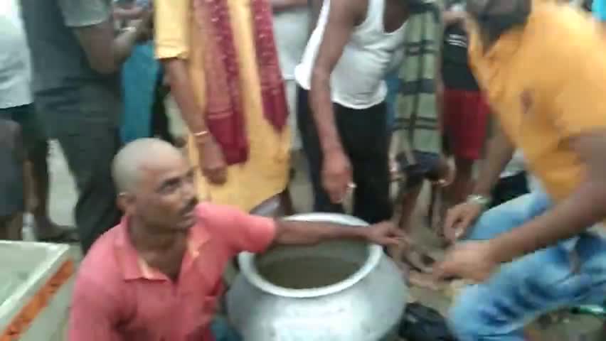 आलमनगर के मछली बाजार मे कम वजन तोलने के कारण हुआ अफरा तफरी,जुटी पुरी अन्य पब्लिक|
#आलमनगर #अभी फोलो करे