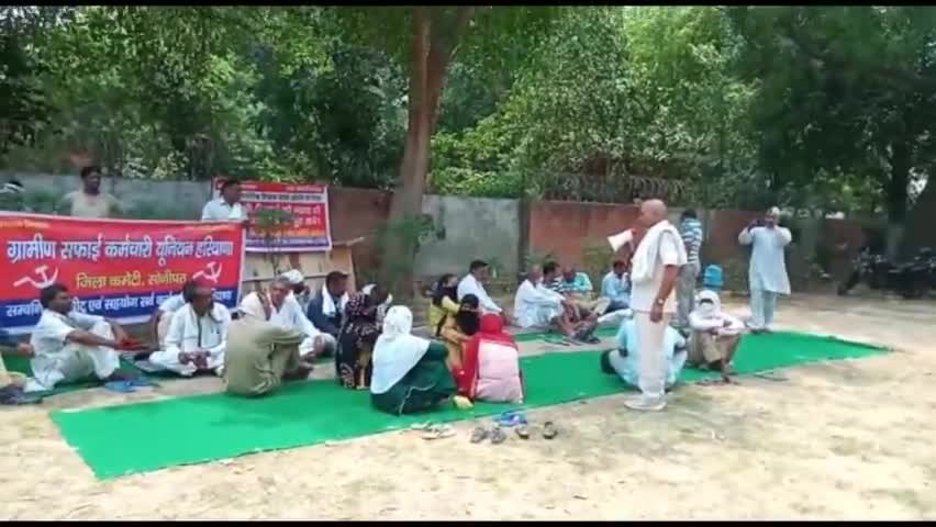 #ब्रेकिंग_न्यूज
मुख्यमंत्री द्वारा घोषित 14 हजार रुपये वेतन का नोटिफिकेशन न होने से खफा ग्रामीण सफाई कर्मी।