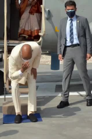 माँ तुझे प्रणाम 🙏 Beautiful gesture never forget your roots 
Maati ke laal ❤❤🙏
#presidentkovind
#RamnathKovind