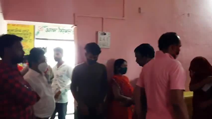 #ब्यावरा नगर के सुठालिया रोड स्थित #टीकाकरण_केंद्र पर निरीक्षण किया और #सेवारत_स्टाफ से चर्चा की।