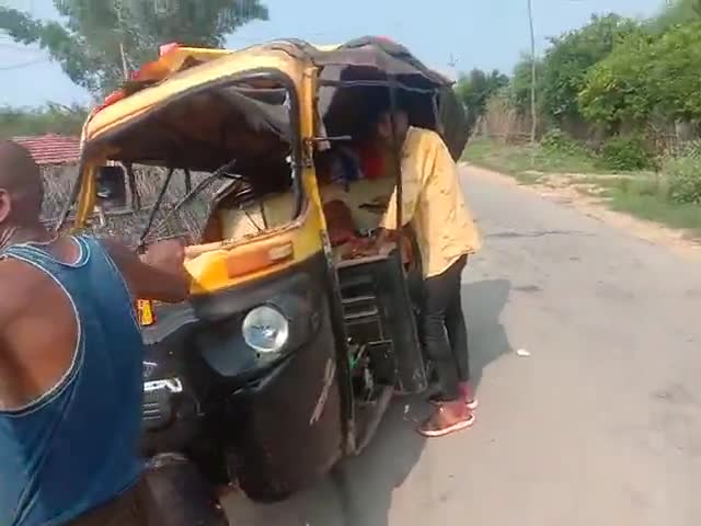#शिकार गंज में हुआ सड़क हादसा ऑटो और साइकिल की भिड़ंत ऑटो पलटी 8 लोग घायल