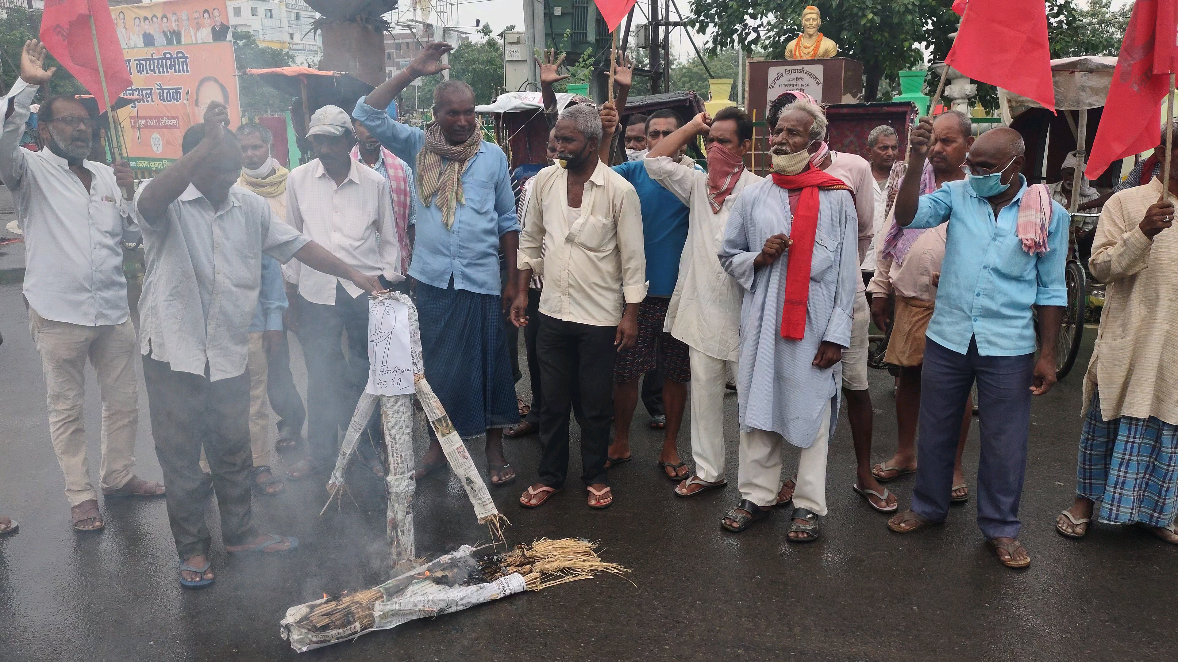 कमरतोड़ महंगाई के खिलाफ माले ने मोदी का कंकड़बाग, पटना में पुतला फूंका।पेट्रोल डीजल-सरसो तेल की कीमत पर रोक लगाओ
#CPIML