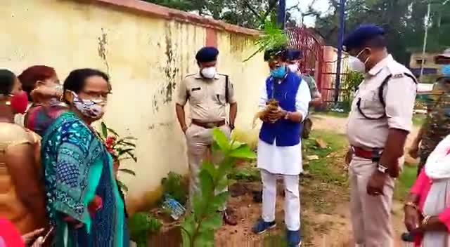 #रामगढ़_बचाओ_संघर्ष_समिति के #पेड़_लगाओ_जीवन_बचाओ अभियान का एसपी रामगढ़ "प्रभात कुमार" जी ने रामगढ़ थाना मे किया शुभारम्भ।