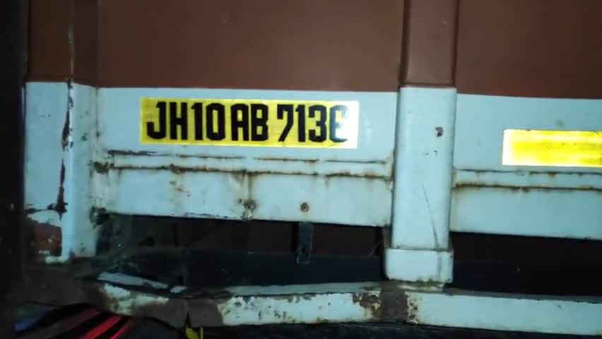 जमुआ: Parakharo me hua truck accident.. #Main road chiitardih jamua grd