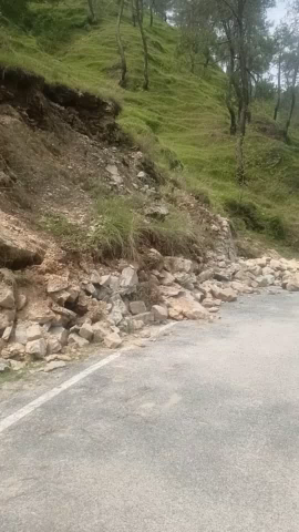 अल्मोड़ा: bhatli bargarh kapania Marg Barish Aaye Hue Ek Hafta Ho Gaya abhi tak Malwa saaf Nahin hua #uk01
almora#uttarkhand#kosi