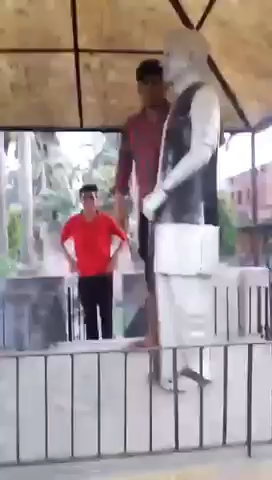 किसान मसीहा चौधरी चरण सिंह जी की मूर्ति के साथ अवमाननीय व्यवहार करते पकडे गए दो युवक देखे गए 
#चौधरी_चरण_सिंह