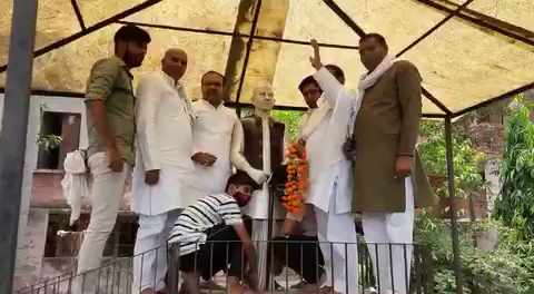 किसान मसीहा #चौधरी_चरण_सिंह जी की प्रतिमा से अवमाननीय व्यवहार करने वाले युवकों को पंचायत ने सजा दी