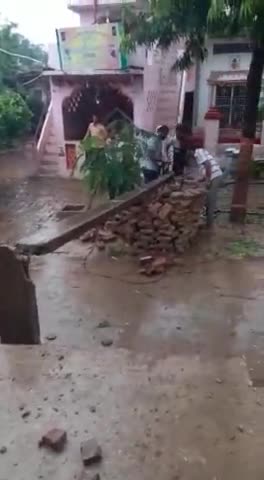 भारी बारीश और तूफान के कारण ये हुआ हादसा 
लेकिन कोई भी नही हुआ घायल । कानपुर ।
#publicapp#viral#kanpur#mumbai#toofan#1m