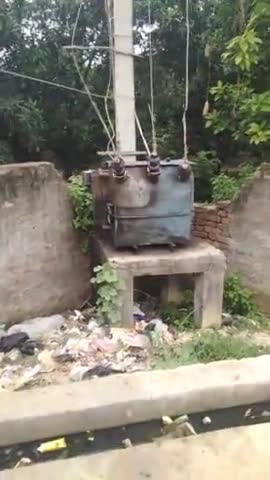 नानपारा: बिजली की अघोषित कटौती वह 36 घंटे से भी ज्यादा टाइम से ख़राब पड़े ट्रांसफार्मर से परेशान रुपईडीहा गांव के लोग
#light