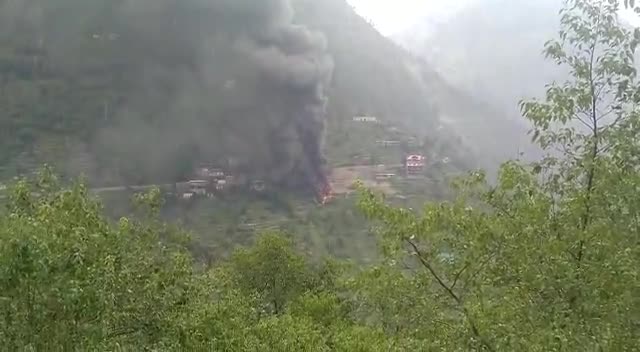 चुराह के मधुवाड़ मे लगी आग 
बस्ती खाक होने से बाल बाल बची 🙆
#churah_valley