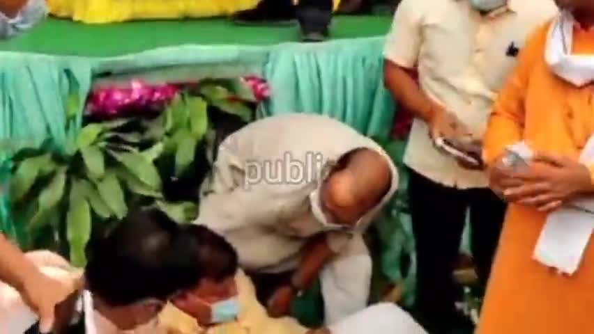 मध्य प्रदेश के 😭ऊर्जा मंत्री 😭 मंच से गिरे, देखें वायरल वीडियो।
#india #viralvideo #news #publicnewstv