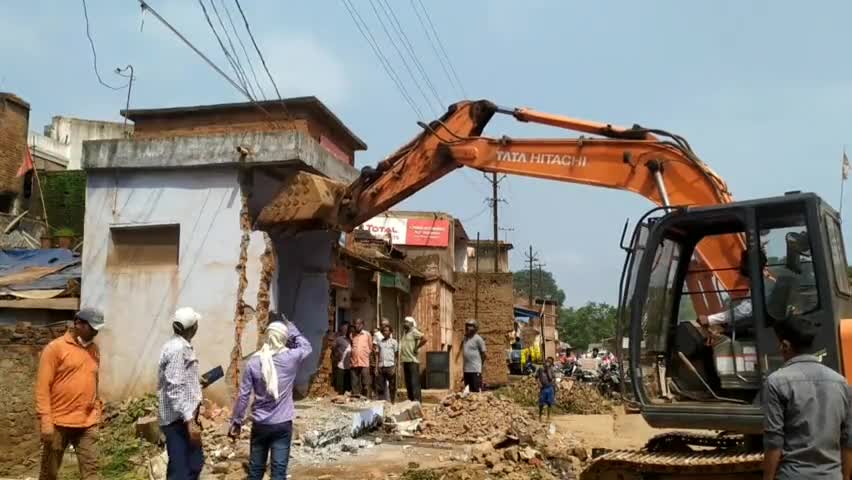 नोवामुंडी पोकलेन की सहायता से चलाया गया अतिक्रमण मुक्त अभियान।
#shortnews