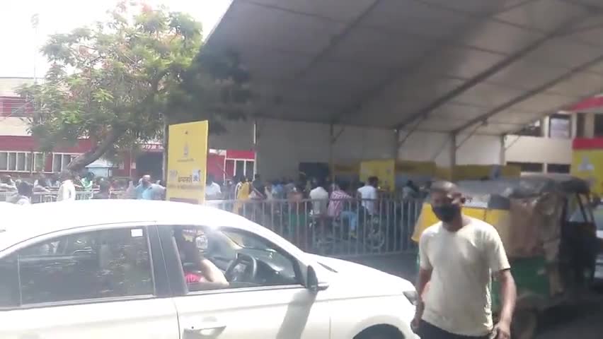 इंदौर: nehru stadium me vaccination ke liye lagi 
lambi line#vaccinedose