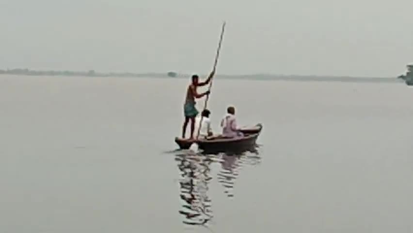 बंजरिया: बाढग़्रस्त क्षेत्र बंजरिया के एक लाख की आबादी के लिए CO द्वारा दो व्यक्ति की क्षमता वाला नाव उपलब्ध कराया गया #आक्रोश