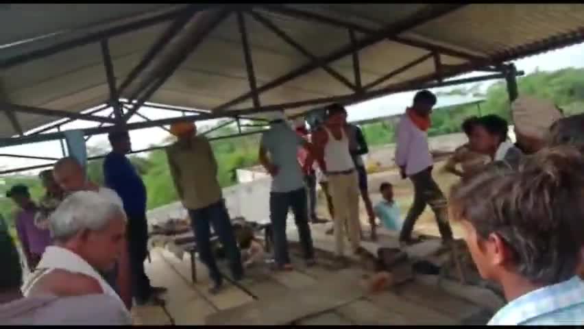 चकरनगर: #नौगांवा में पीडब्ल्यूडी कर्मचारी की संदिग्ध परिस्थितियों में फांसी से हुई मौत, पुलिस ने पोस्टमार्टम के लिए भेजा शव