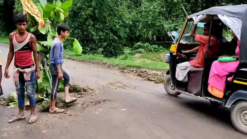 पूर्णिया से के नगर होते हुए चम्पानगर जाने वाली रोड पर अजुबा कारनामा अंजाम दिया गया है। #bihar #Purnia #KirtyanandNagar