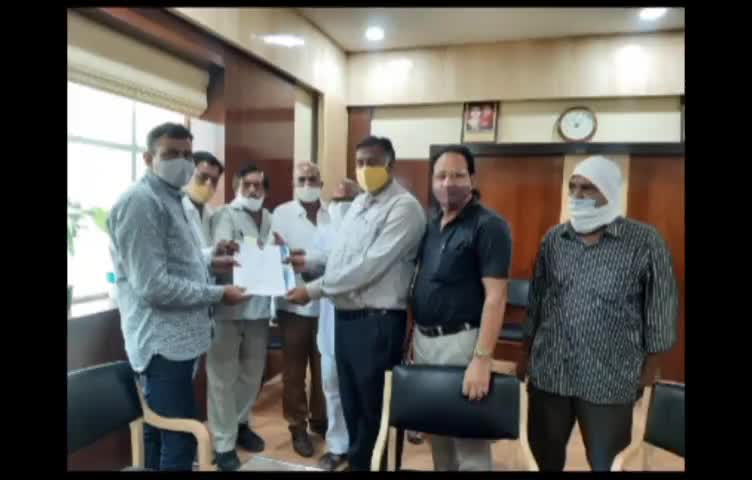 #रामलीला_मैदान के पीछे स्थित वार्ड 25 व 28 के मध्य सड़क व नाली निर्माण वह अतिक्रमण हटाने को लेकर एडीएम को सौंपा ज्ञापन