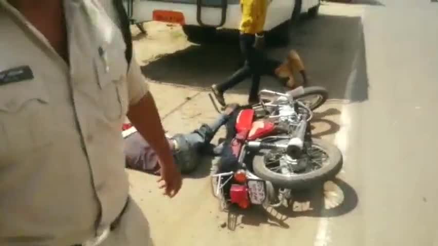 शाहपुर: भौरा में शुक्रवार दोपहर को पिकअप और बाइक में हुई भिड़ंत, बाइक सवार एक युवक की मौके पर मौत, एक गंभीर घायल #सड़क_दुर्घटना