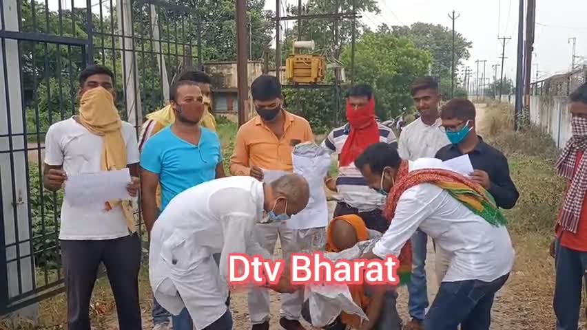 #विद्युत_विभाग की #लापरवाही के खिलाफ #जनता ने किया #अधिकारियों का #पुतला_दहन।
#बिजली_कटौती को लेकर दिखा #आक्रोश।