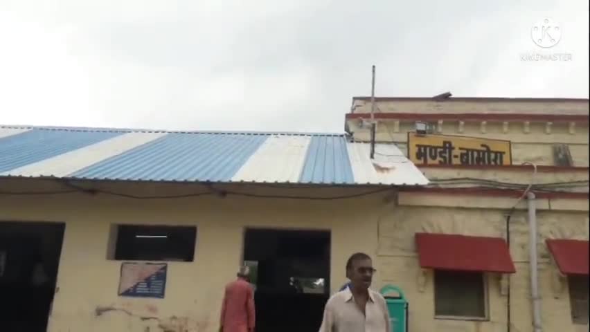 #बीना भोपाल मेमू ट्रैन को फिर से शुरू किया आज मेमू मंडी बामोरा स्टेशन पे 9. 26पर आयी।यह भोपाल से सुबह 7.15 बजे चलती है