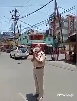 कोरोना काल में एक पुलिसअधिकारी द्वारा सड़क पर ही पूजा करके हरजगह भगवान उपस्थित हैं का एक अद्भुत उदाहरण दिया गया #जयहिन्द