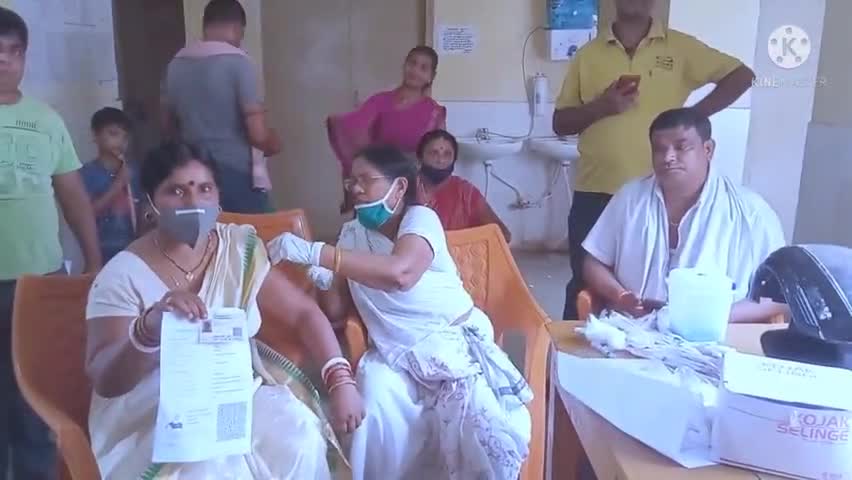 गोविंदपुर: आज मैं #COVID19 vaccination का #COVISHIELD 1st Dose ले ली हूं!
और साथ में 20 लोगों को भी #Vaccine दिलाई हूं