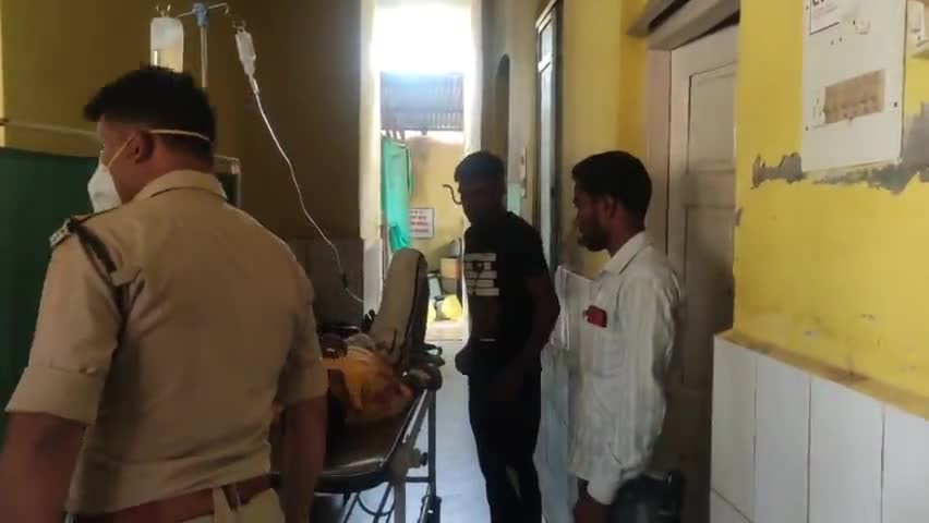 फरसगांव: नगर के बीआरसी कार्यालय के पास सड़क दुर्घटना में घायल चांदागांव के युवक को रायपुर किया गया रेफर #प्रतिक्रिया