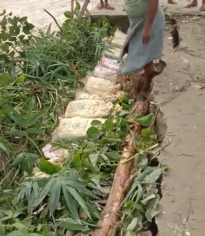 पताही: #पताही gonahi panchayt dalit basti ke   rasta tut gaya yaha se 150 sou ghar ka rasta Band ho gaya hai
gonahi dalit tola