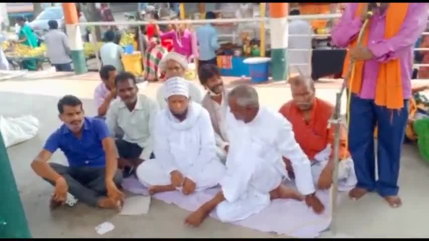 देेेवरिया: #सुभाष चौक पर बैठकर जनता की मूलभूत समस्याओं को लेकर किया धरना प्रदर्शन बिजली पानी और सड़क की बदहाली#sp_