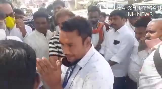 #नेमावर मे #भाजपा जिलाध्यक्ष को सुनाई खरी खरी- डिफेंसिव हुए दर्दनाक हत्याकांड पर सफ़ाई देते घूम रहे भाजपा नेता 
#bjp #inc