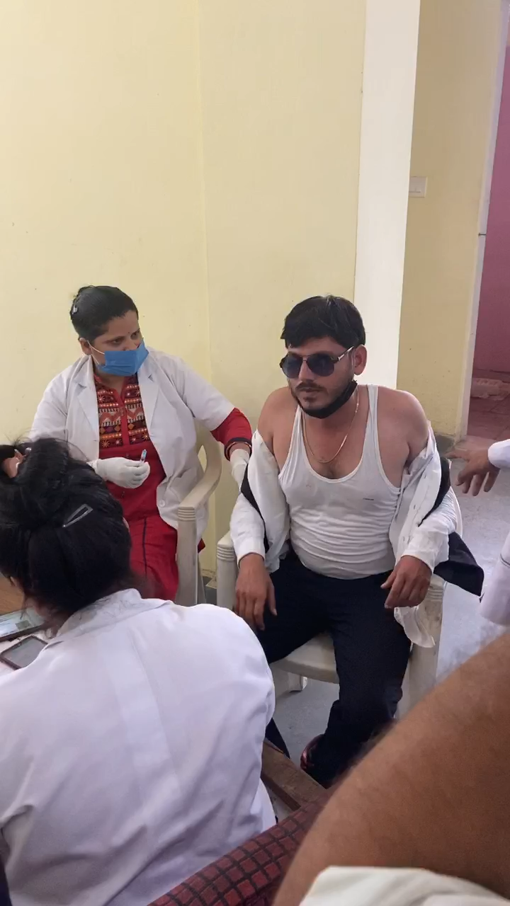 कोविड-19 का टीका💉  

लगवा ली कोरोना की सुई 💉 बुन्देलखण्ड है अपाओ #क्षेत्र.....
दूसरो रोग और अलग आ गओ बचाकर रखो अपने 😎 #नेत्र.....