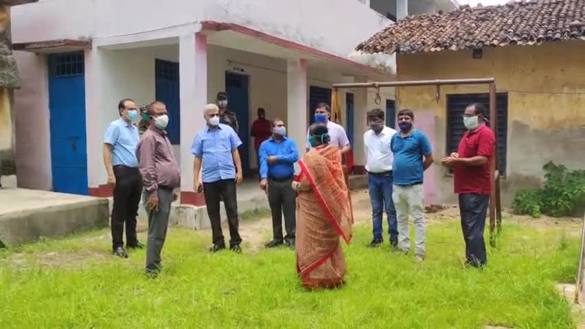गढ़वा: शहर के बालिका मध्य विद्यालय को नीति आयोग के फंड से बनाया जाएगा मॉडल विद्यालय, डीसी ने किया निरीक्षण #डीसी #निरीक्षण