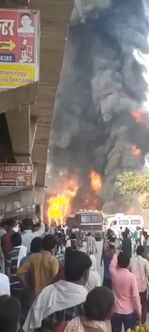 कोटपूतली में बड़ा हादसा BDM  हॉस्पिटल के पास पुल से केमिकल से भरा टैंकर गिरा पास में है कॉलोनी।भीषण आग । #jaipurnews #jaipur_rajasthan