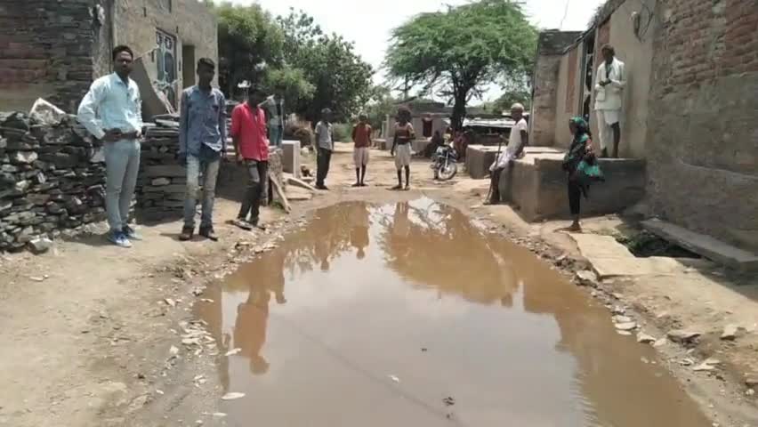 रायपुर: मोखमपुरा में सड़क पर जल भराव के कारण लोगों को करना पड़ रहा है परेशानी का सामना
#जन_समस्या