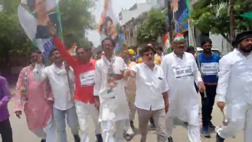 राज्यव्यापी धरना प्रदर्शन के दौरान आवश्यक वस्तुओं के महंगाई के विरोध में थाली बजाकर प्रदर्शन-#जजलाल_राय_9454185107