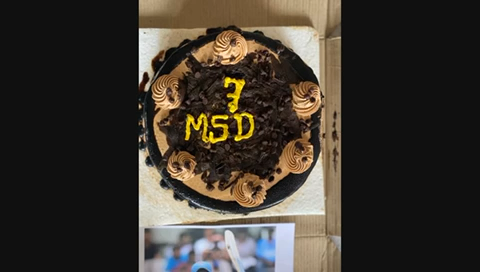 पूर्व कप्तान MS Dhoni के जन्मदिन पर पुरानी राता में अपने सभी मित्रों के साथ केक काट कर कप्तान धोनी का जन्मदिन मनाए।
Happy Birthday Dhoni💙💛
 #ज़िलापार्षद #फुल्लीडुमर #चुनाव