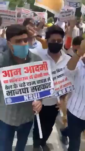 पार्लियामेंट स्ट्रीट: दिल्ली में पेट्रोल के दाम 100 के पार होने पर आज एनएसयूआई ने पेट्रोलियम मंत्री धर्मेद्र प्रधान के घर के बाहर घंटी बजाकर विरोध प्रदर्शन किया.

#PetrolPriceHike
