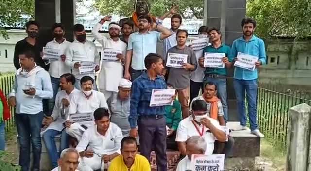 #ताली और थाली बजाकर पेट्रोल डीज़ल के दाम कम करने को लेकर युवा कांग्रेस ने तहसील पे प्रदर्शन किया गया