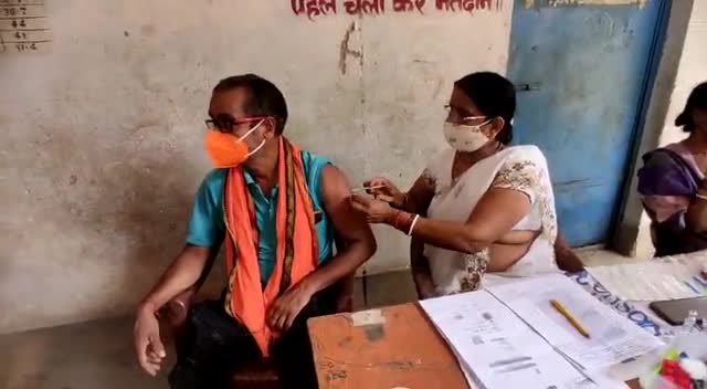 आज कोविड-19 का पहला डोज प्राथमिक विद्यालय पंडा टोला में #कोविडशील्ड लिया ।