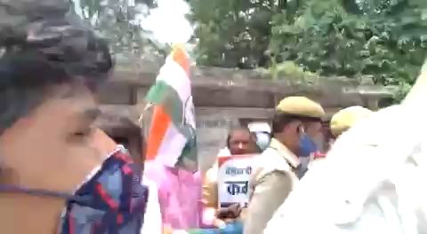 पेट्रोल, डीजल, रसोई गैस और अन्य आवश्यक वस्तुओं की बढ़ती कीमतों के खिलाफ जिला बनारस तहसील में थाली बजाकर कांग्रेस और NSUI का प्रदर्शन।

#petrolpricehike