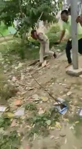 चुनावी माहौल में हुई अंधाधुंध फायरिंग। हर कोई जान बचाकर भागते दिखाई पड़ा।
#ब्लॉकप्रमुखी_चुनाव 
#सीतापुर
#Ishantrivedi