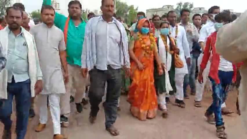चरखारी:#ब्लॉक_प्रमुख_का_नामांकन_दाखिल  #भाजपा से #सीमा_कुशवाहा w/o#जयराम_कुशवाहा एवं #सपा से प्रवेश w/o दिनेश_राजपूत ने