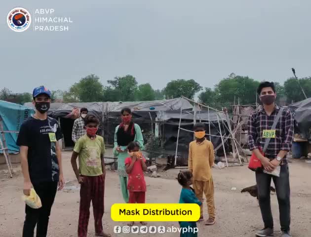 अभाविप दे कार्यकर्तां बजारां कने बाकी सारेयां पासे सेनिटाइजेशन कित्ती कने लोक्कां जो मास्क भी बंडे।
#NationalStudentsDay