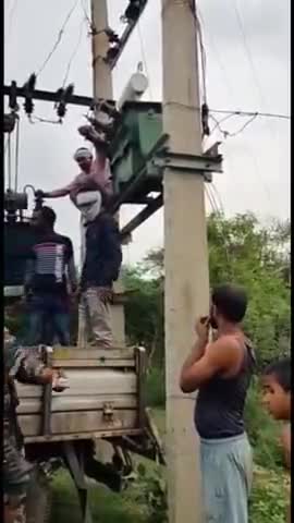 लहार: बकाया राशि की बसूली के लिए डीपी उतारने गयी  बिजली विभाग की टीम को ग्रामीणों ने मारा| #public_official