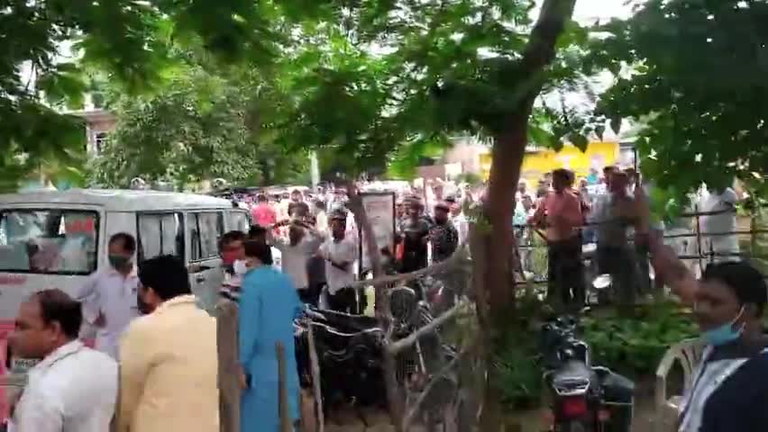 नानपारा बलहा ब्लाक के सामने सपा समर्थकों ने किया प्रदर्शन #नानपारा #bahraich #swamivivekjaiswal #Nanpara #sp #bjp #sapa