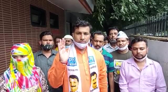 यूपीसीएल द्वारा जनता को दिया गया 4 महीने का बिल #रविंद्र सिंह आनंद के नेतृत्व में सैकड़ों लोगों ने एसडीओ का घेराव किया ।