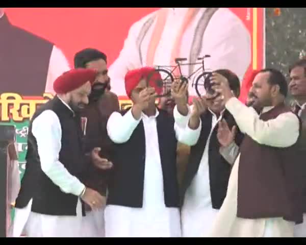 #कितने रूप #बदलोगे सत्ता के लिए 
लो जी अब #पगड़ी बांध कर सरदार बन गए अखिलेश कभी जली दार टोपी कभी हरी टोपी कभी नहीं लाल