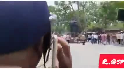 इटावा मे भाजपा के गुंडों ने एसपी को ही पीट दिया और पुलिस वाले भागकर और सहायता मंगा रहे हैं…
#योगी_का_जंगलराज