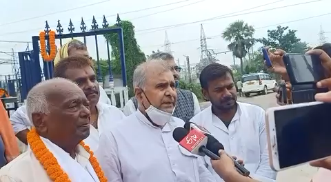 भिखारी ठाकुर की ५०वीं पुण्यतिथि पर पद्मश्री रामचंद्र माँझी जी के साथ इनकी प्रतिमा पर माल्यार्पण किया। मैं उन्हें शत शत नमन करता हूँ। #भिखारी_ठाकुर
