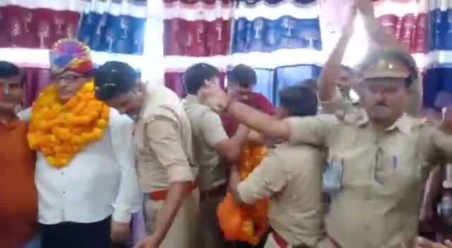 #SHO की विदाई पर साथी पुलिस वालों के द्वारा किया गया नागिन डांस ।कोरोना नियमों की उडाई धज्जिया। 5 पुलिसकर्मी #सस्पेंड